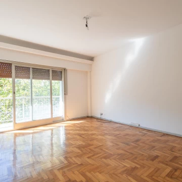 Departamento de tres ambientes con balcón, Luminoso en Almagro
