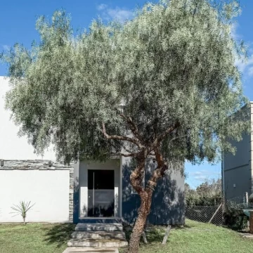 Venta - Casa de 4 Amb. en Santa Elena, Pilar del Este - Lote de 586m² con Losa Radiante y Pileta