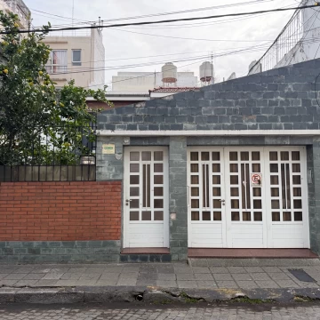 Casa en venta de 4 dormitorios y cochera en barrio Luis Agote, Rosario