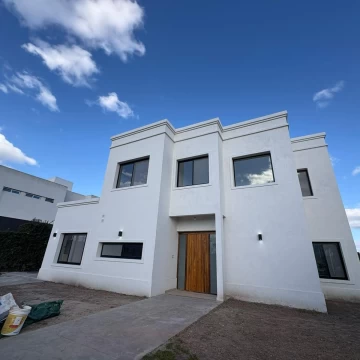 Casa en venta de 3 dorm Estudio en El Canton Escobar