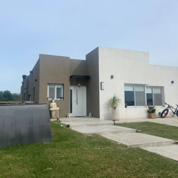 Casa en venta de 3 dorm san Sebastian Area 13