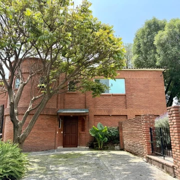 Casa en renta en privada | Amplios espacios, jardín propio y terraza