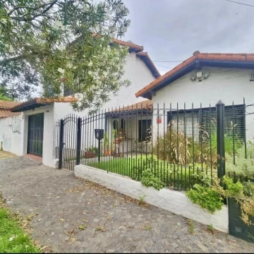 VENTA CASA 3 DORMITORIOS - GARAGE - PISCINA - APTA CRÉDITO - BANFIELD