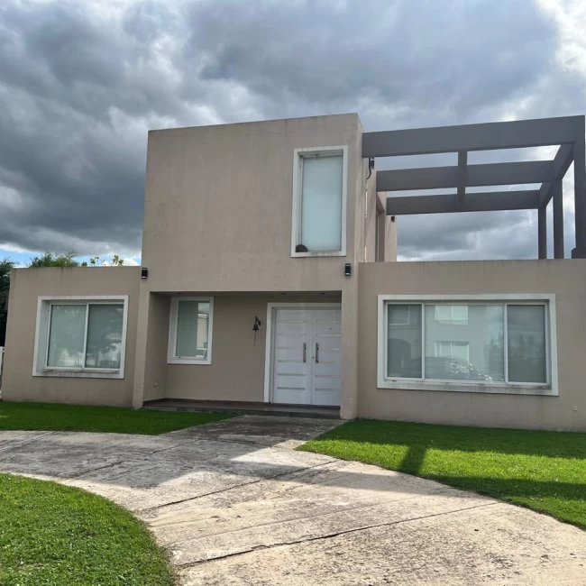 Espectacular Casa en Belleville Barrio Cerrado - Canning - (E. Echeverria)