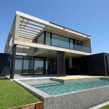 Espectacular casa al lago con cuatro dormitorios en suite en la planta alta