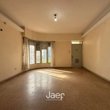 Casa al frente con galpón al fondo e ingreso vehicular