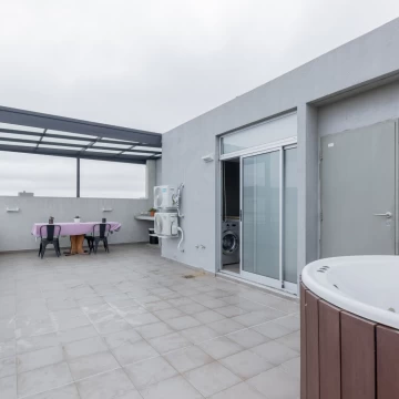 Departamento de 3 ambientes al frente, con amplia terraza con jacuzzi + dos balcones- totalmente privado