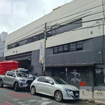 Galpón con oficinas entrada de contenedor