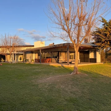 Casa 5 ambientes y gran parque en Barrio Cerrado, Rio Cuarto, Codoba - Venta