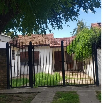 Terreno en Longchamps, Lote propio con potencial y cochera para 3 autos.