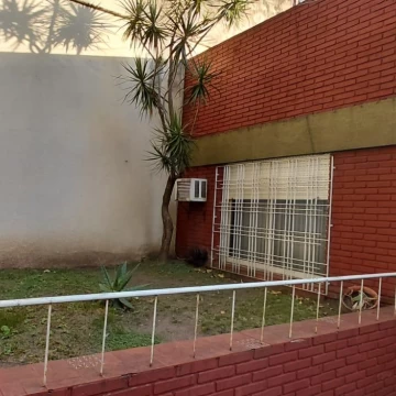 Excelente casa con jardín en Liniers