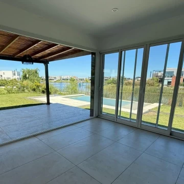 Casa en venta al lago cuatro dormitorios 