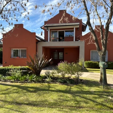 Casa Venta en Casa en venta en Los Jazmines, 2 plantas, 3 dormitorios, escritorio, galería pileta. APTA CREDITO 5500