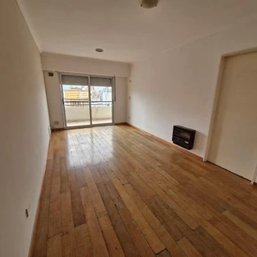 Muy amplio en el centro de la ciudad, con piscina y parrillero