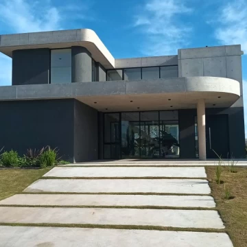 Casa en venta - 4 dormitorios  - Playroom y dependencia - La Calesa - Pilará