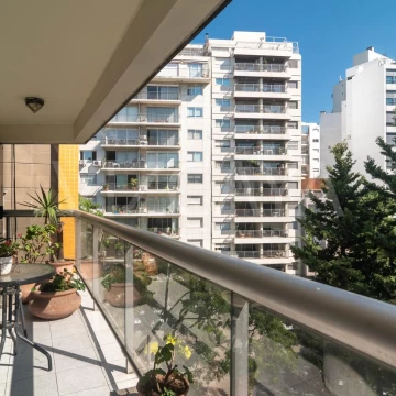 Pocitos Rambla Vista despejada Apartamento con 3 Dormitorios y servicio Garage comodo