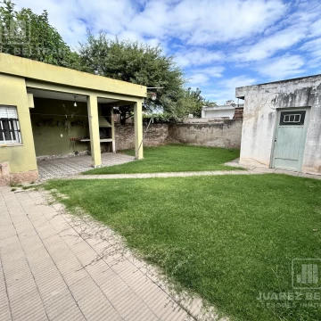Casa en Los Naranjos. A Refaccionar. Luminosa. Frente Norte. Espacios amplios.
