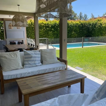 VERANO 2027 ! MUY LINDA CASA EN ALQUILER  ENERO 27 - BARRIO LA DAMASIA -