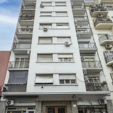 Venta Departamento 2 dormitorios, baño y toilette, vista abierta, reciclado, en Monserrat