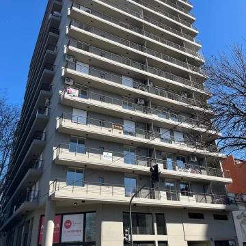 UN DORMITORIO CON BALCON  + AMENITIES