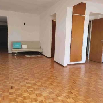 Departamento. 3 dormitorios con dependencia. Cochera.