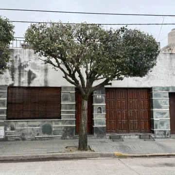 VENTA CASA COLON 3 DORMITORIOS CON DEPTO 2 DORMITORIOS