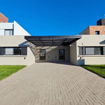 Casa en alquiler 2 dor,baño,jardin ,cocina, -Colinas de Manantiales-