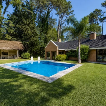 Casa de 4 dormitorios con piscina en alquiler temporario en San Rafael, Punta del Este