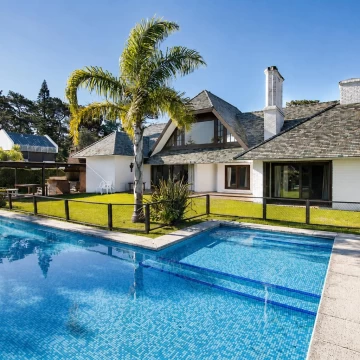 Casa en venta en Playa Mansa – 4 suites, piscina, gran parque y garaje doble