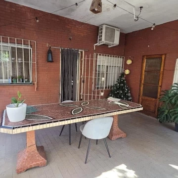 VENTA PH 3 AMBIENTES EN BERNAL OESTE, CON GARAJE Y LOCAL AL FRENTE.