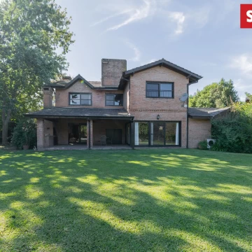 La Delfina, 1200 m2 lote. Casa muy sólida, 4 cuartos