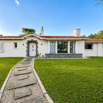 Casa en alquiler temporario en Cantegril – 5 dormitorios, piscina climatizada y barbacoa