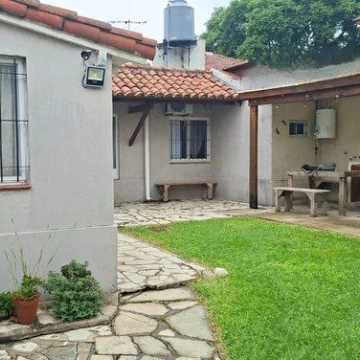 Venta Casa 3 ambientes con quincho jardin y terraza con cochera en Olivos