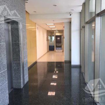 Oficina en renta en planta baja en  Cancún el precio incluye iva y mantenimiento
