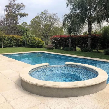 Casa en alquiler temporaario en Ayres de Pilar, con 3 dorm en suite y pileta.