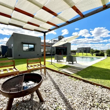 Casa en venta 3 dorm + piscina + parrilla galeria luminosa y espaciosa