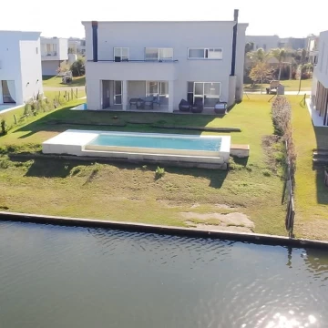 VENTA DE CASA 6 AMBIENTES  A LA LAGUNA PUERTOS DEL LAGO