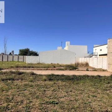 Terreno con amplio frente ubicado en zona en pleno desarrollo