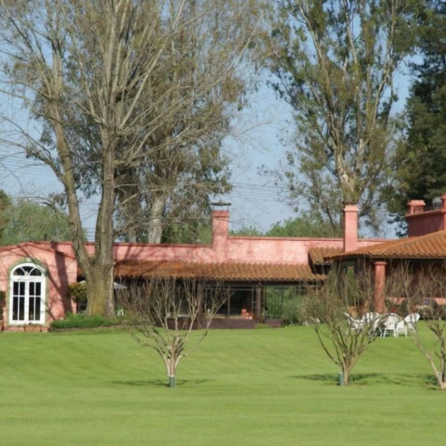 Campo con casa y caballerizas en venta