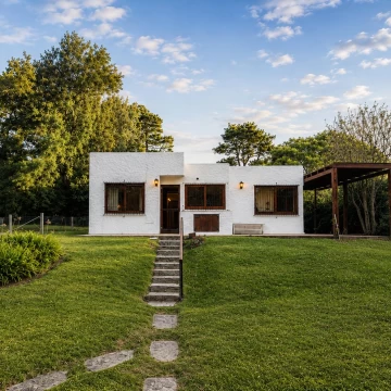 Casa de 4 dormitorios con piscina y amplio terreno en alquiler en Pinares, Punta del Este