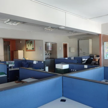 Oficina en piso alto con vista abierta - Venta / Alquiler