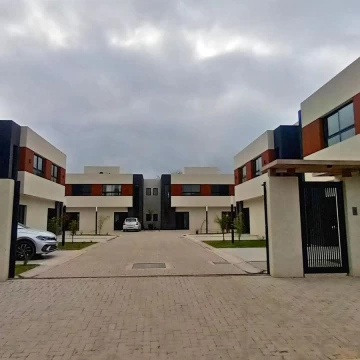 Duplex a estrenar de 4 ambientes. One Condo Houses, ubicado a pocas cuadras de Pueblo Caamaño.