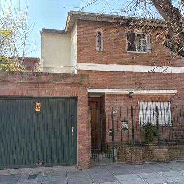 Casa 5 ambientes con quincho, parrilla y jardin en Venta - Florida, cerca de Avenida Maipu.
