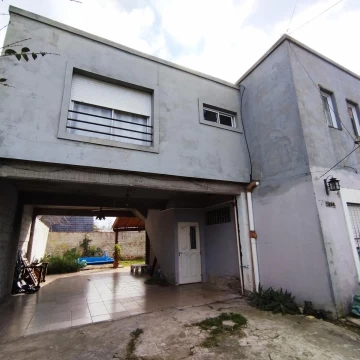 Casa Multifamiliar 5 Ambientes en venta en Esquina con Piscina Cochera en Benavidez Tigre