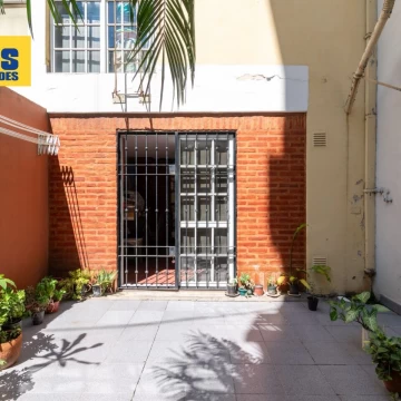 Venta Triplex. 4 ambientes.Barracas. Patio y cochera.
