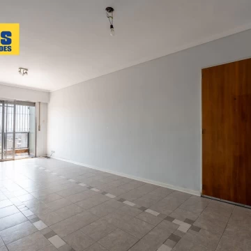Venta, departamento de 4 ambientes. Semipiso, sobre Av. Mitre. Vista Abierta.