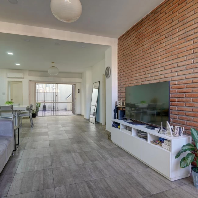 Venta Casa 3 ambientes refaccionada con patio, terraza, quincho, playroom, cochera