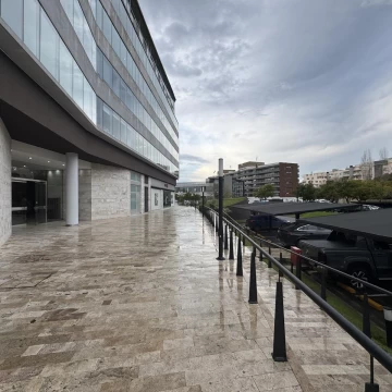 Alquiler Oficina frente al Centro Comercial Nordelta con cochera