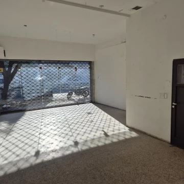 Práctico local con depósito de 300 m2 en zona comercial - Rosario