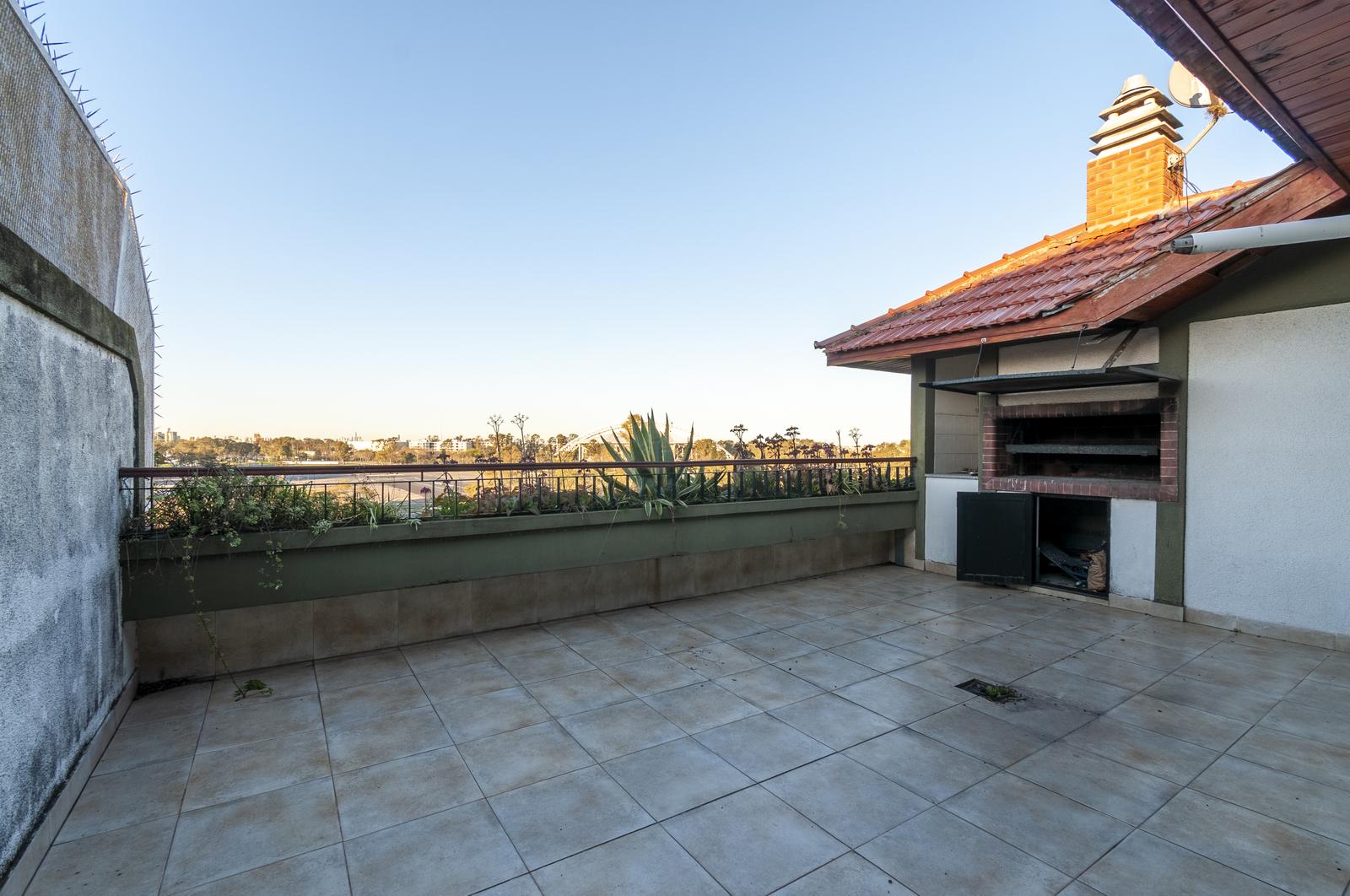 TERRAZA CON QUINCHO PARRILLA Y PLAYRROM PLANTA ALTA